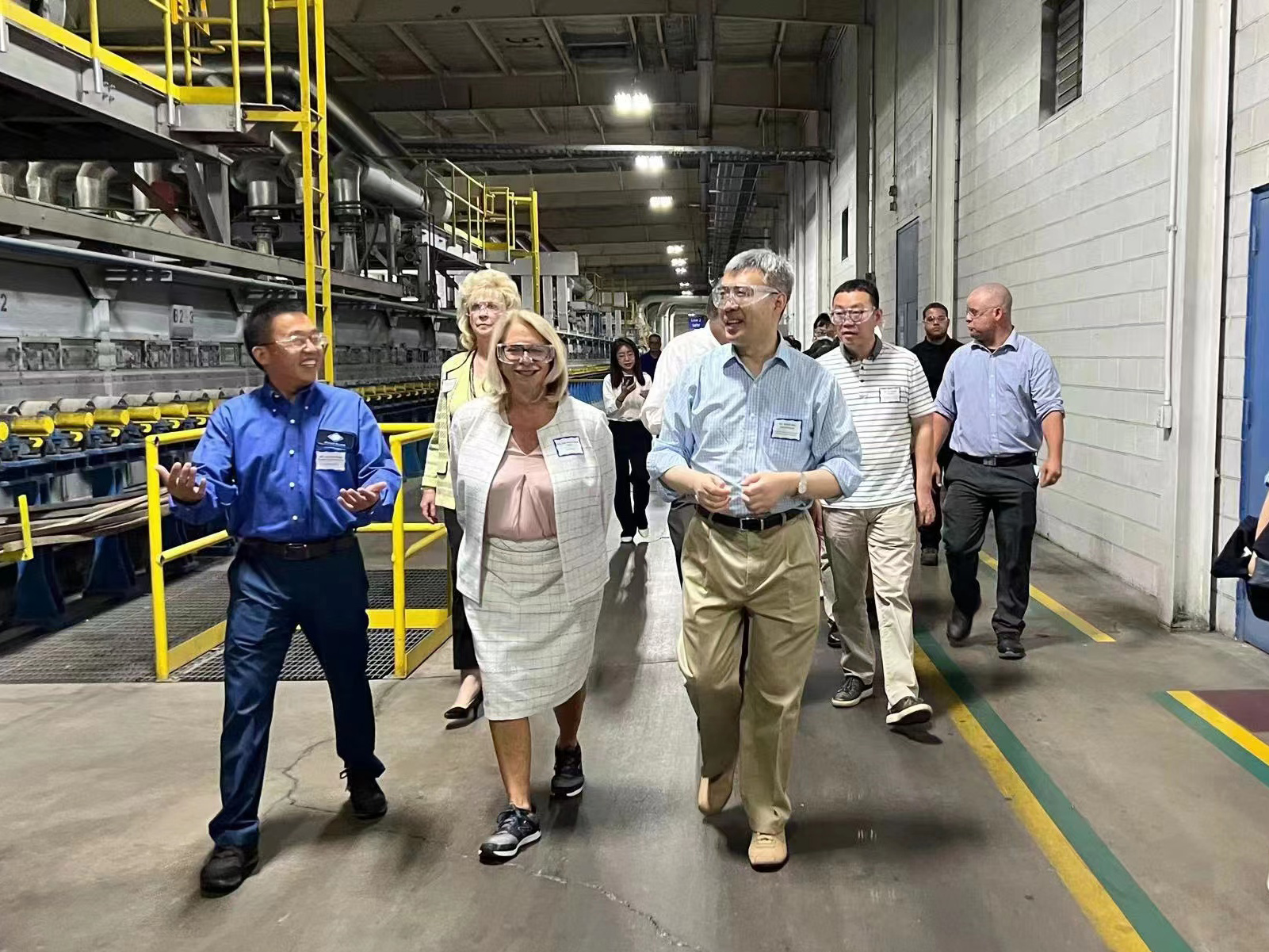 中国驻芝加哥总领事赵建考察亿万28美国伊利诺伊州芒山浮法玻璃生产基地